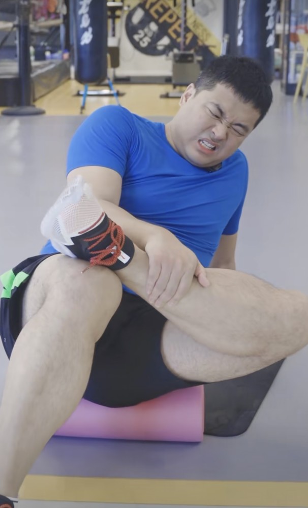 游泳世界冠军发福严重,挺着大肚腩教学,被质疑不自律难以减肥_腾讯
