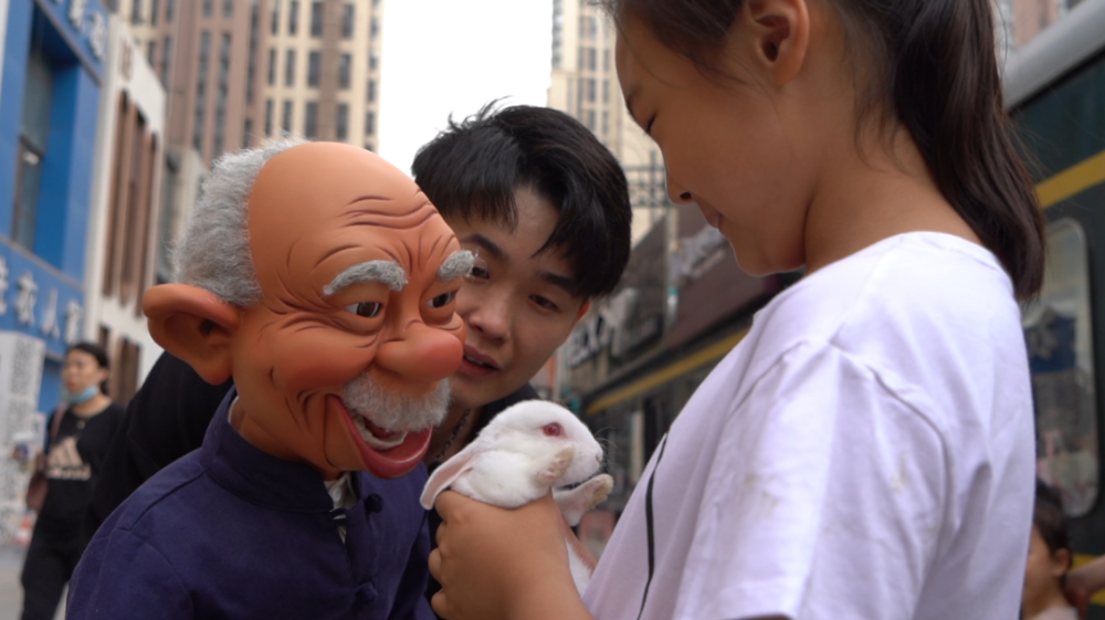 年入千万石家庄90后小伙用腹语上街拍段子吸引无数人围观