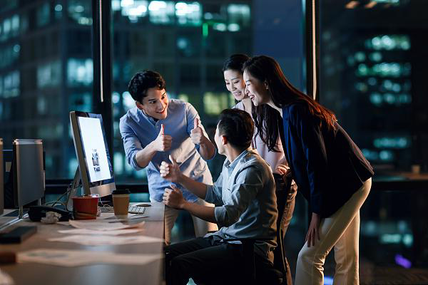 "下班不关电脑,外套不穿出办公室",这届年轻人为了假装加班,拼了