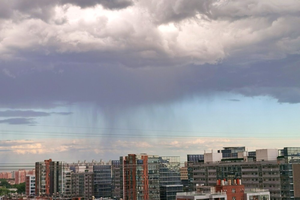 那一道美丽的彩虹出现 其实这种太阳雨的现象 并不是什么稀奇的事件