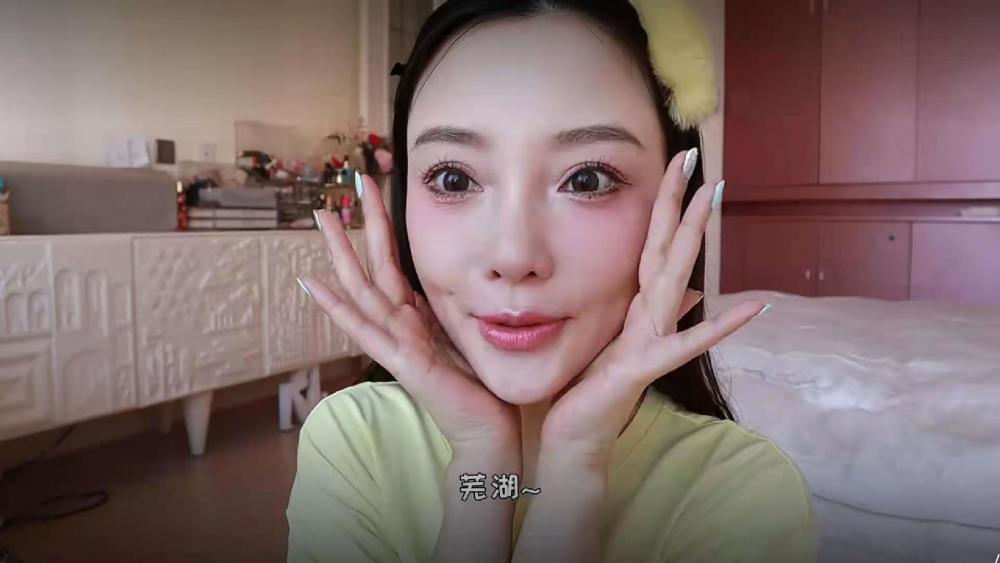 李小璐自信秀真实素颜,黑眼圈眼纹明显,欧式双眼皮被吐槽拉低颜值