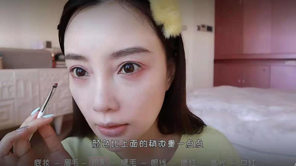 李小璐自信秀真实素颜,黑眼圈眼纹明显,欧式双眼皮被吐槽拉低颜值