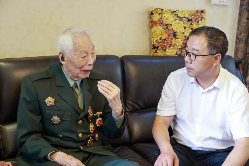 李方,四川省天全县兴业乡陈家村人,是天全籍唯一健在的100岁高龄的老