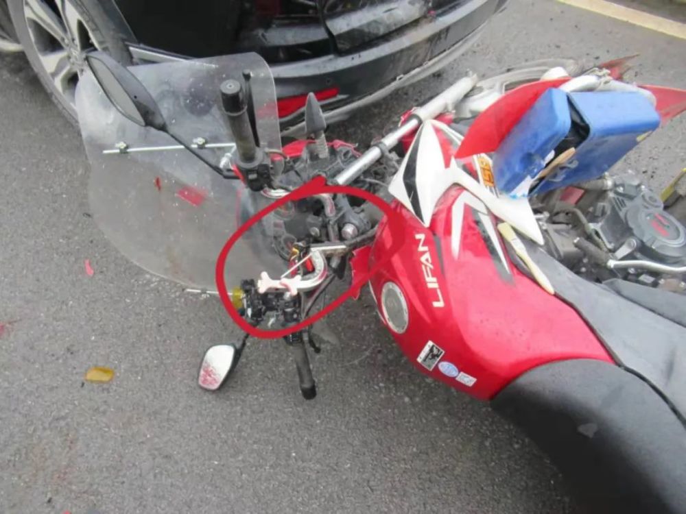 警示达州男子摩托车上加装遮阳伞结果惨了