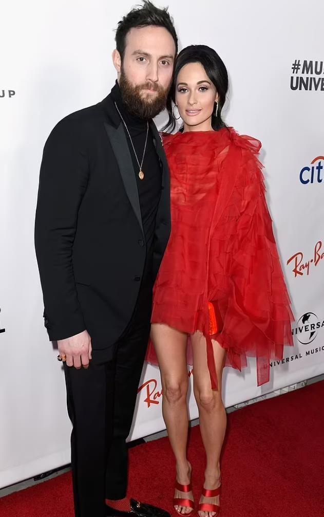 美国歌手凯西离婚后和新男友逛街,两人十指相扣尽显恩爱,引发媒体关注