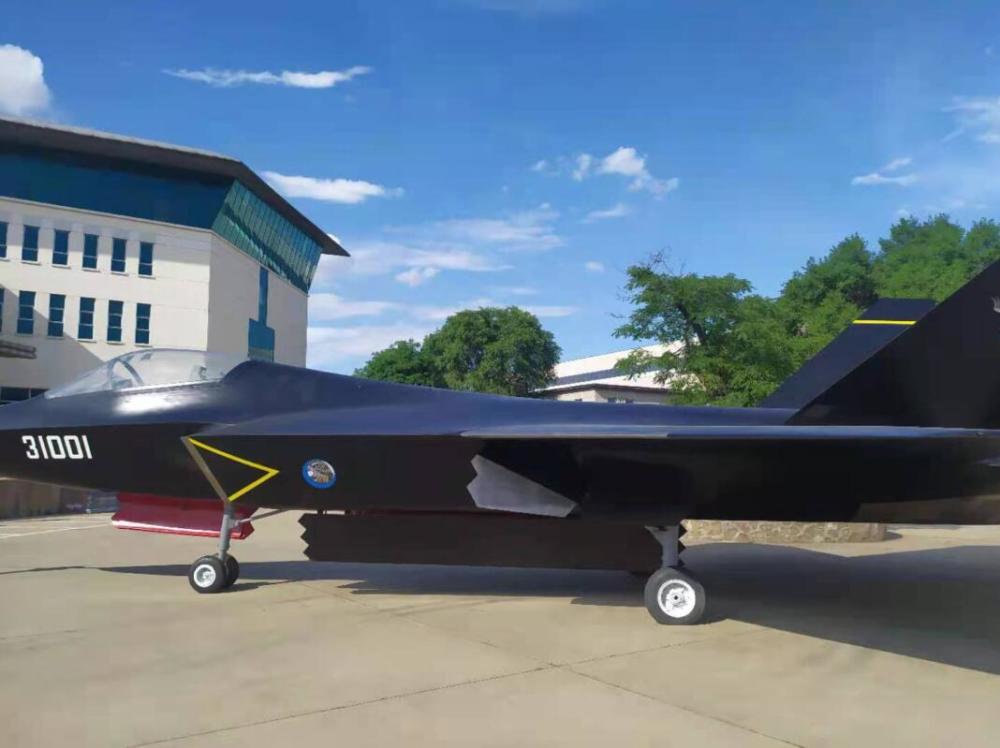 架飞机也有很多很多不协调的地方,让我们先从编号说起,该机编号31001