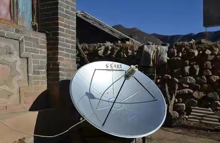 卫星锅的锅盖是一个由金属构成的抛面,也正是这个抛面能够反射卫星