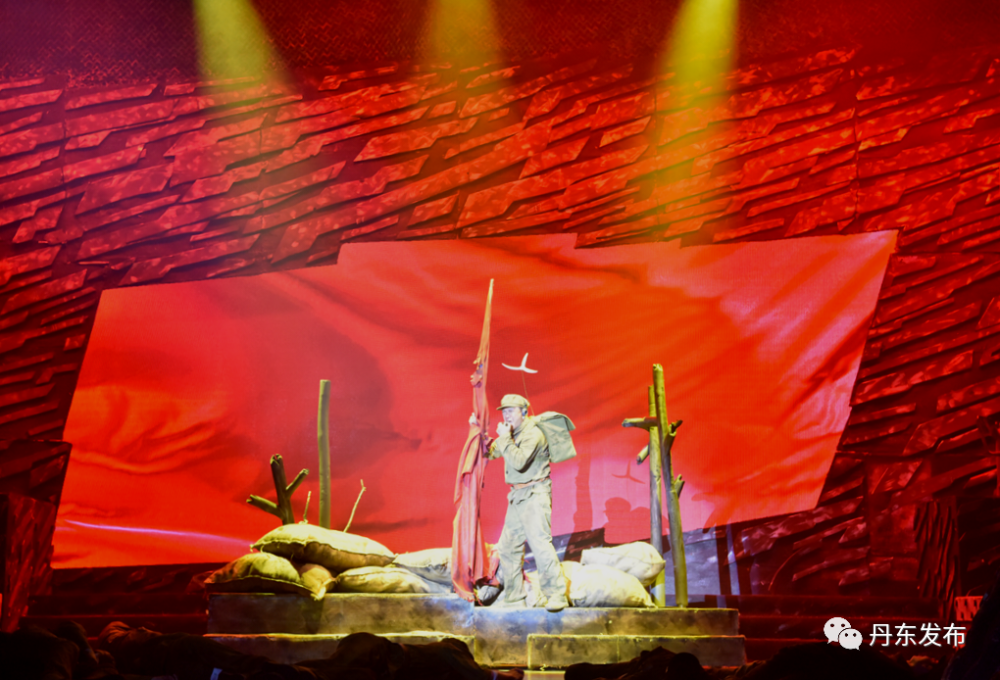 【党史】红色舞台情景剧《英雄儿女》举行首场演出