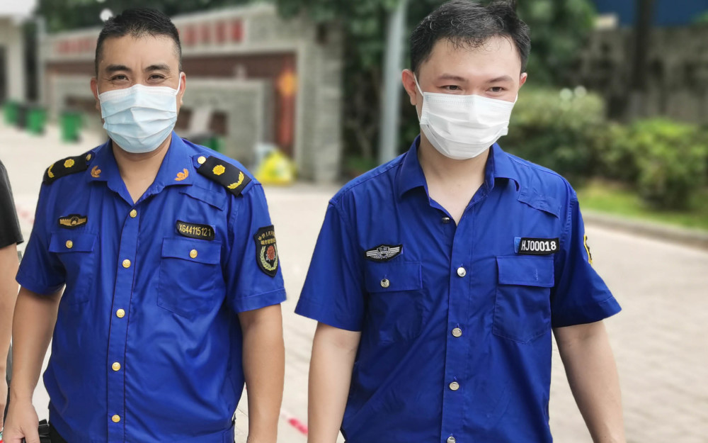 东莞厚街全员核酸检测中忙碌的城管蓝