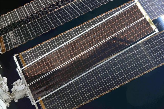 宇航员完成国际空间站首个新太阳能帆板安装