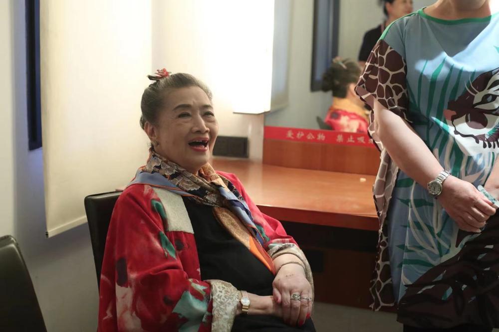 2008年,朱逢博先生施鸿鄂去世后,她深居简出,还好有乐友们相伴.