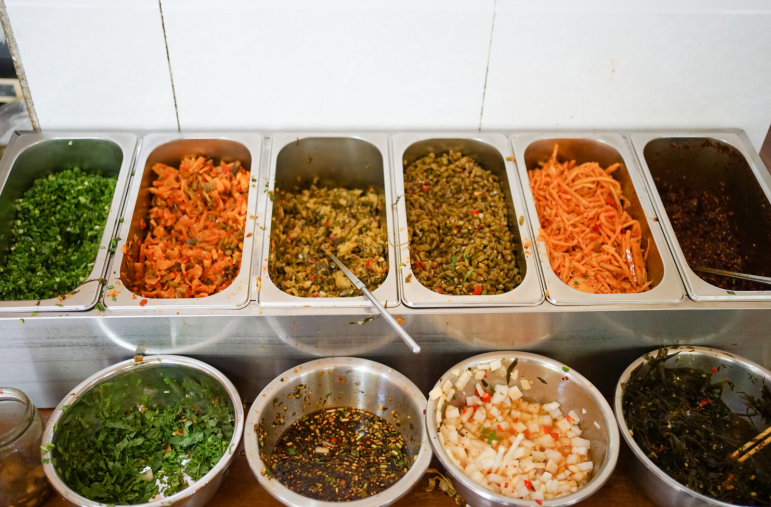 目前市场上桂林米粉的配菜以锅烧,卤牛肉,花生米或炒黄豆为主,有些店