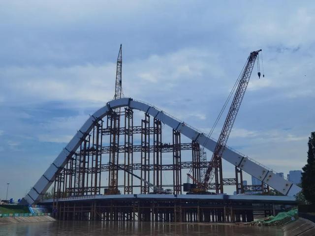 四川成都锦言大桥拱肋合龙