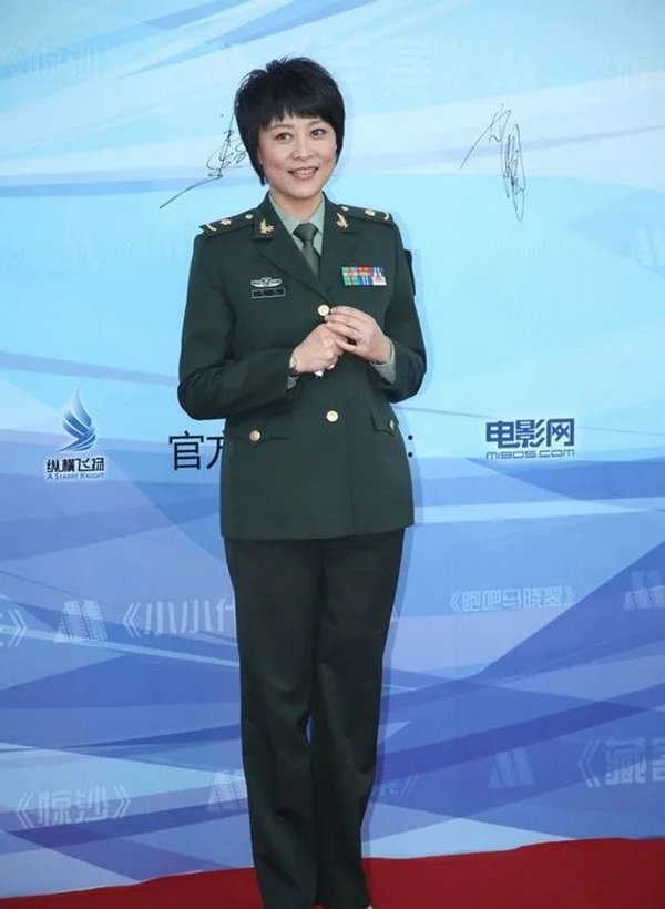老戏骨脱下军装穿吊带裙出席活动,模样大变,气质坍塌