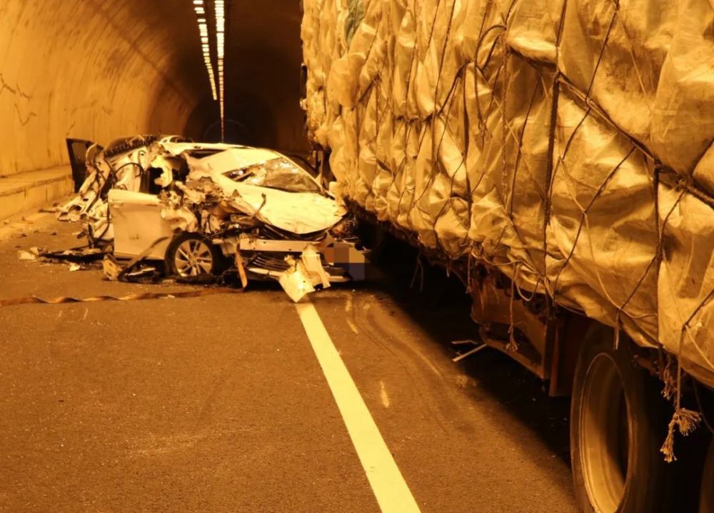 货车故障停车导致高速连环追尾事故,隧道行车这些细节,您注意到了吗?