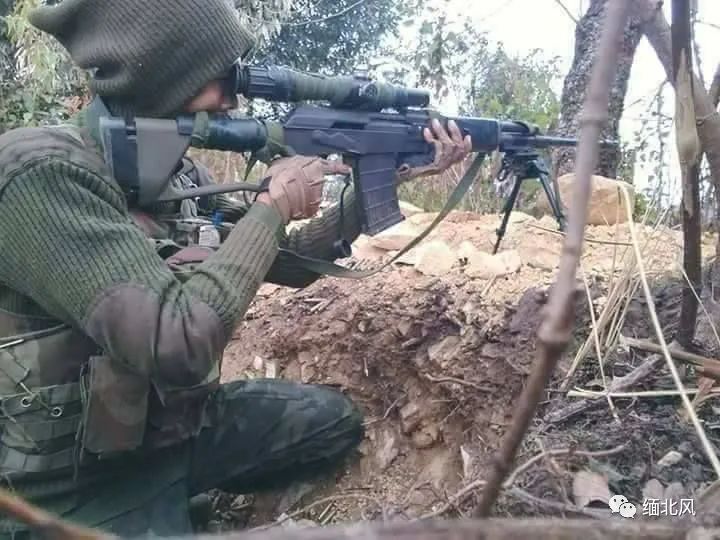 缅甸军人遭狙击手狙杀现场缅军营地外面有多层竹刀组成的障碍物