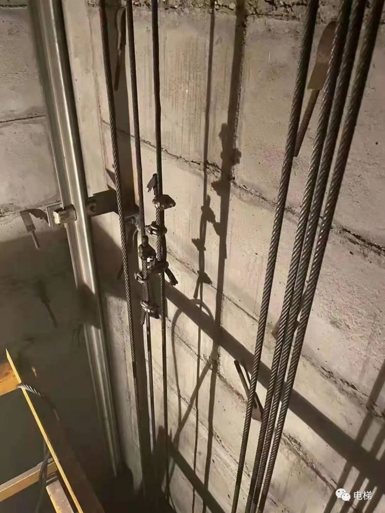 第一次看到电梯钢丝绳接上使用的!