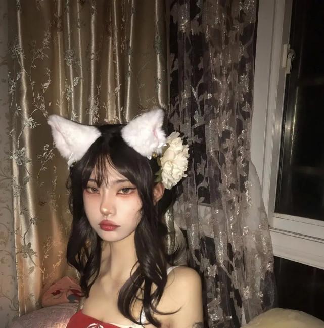 女网红晒美照撞脸p图后的西红柿,被质疑模仿西红柿修图风格,回怼:妈生