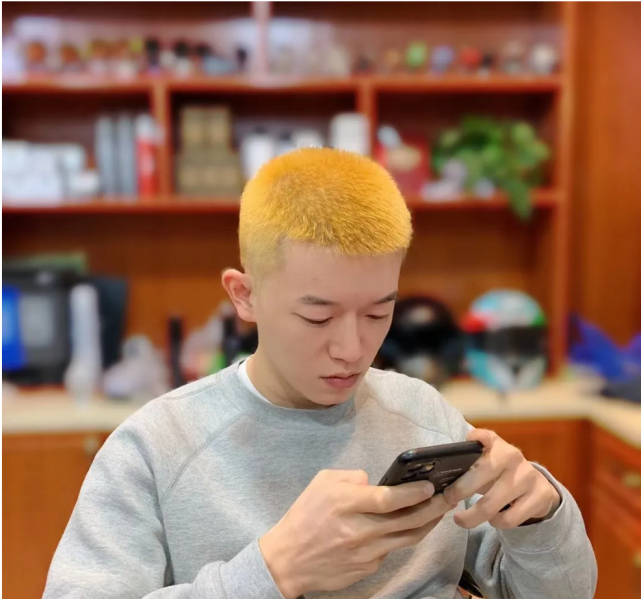 一头金黄色的圆寸头,在夏天一定十分的眨眼,无论走