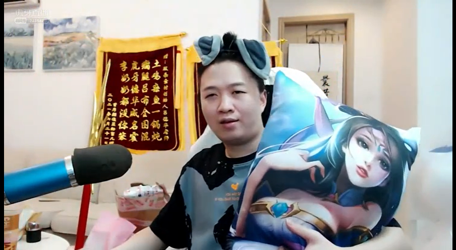 吕德华生日会神秘礼物终揭晓虎牙官方赠送土鸡暗讽吕德华技术