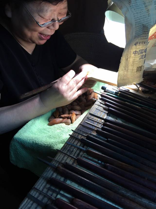 须派核雕传承人须培金核雕金花刻守艺生