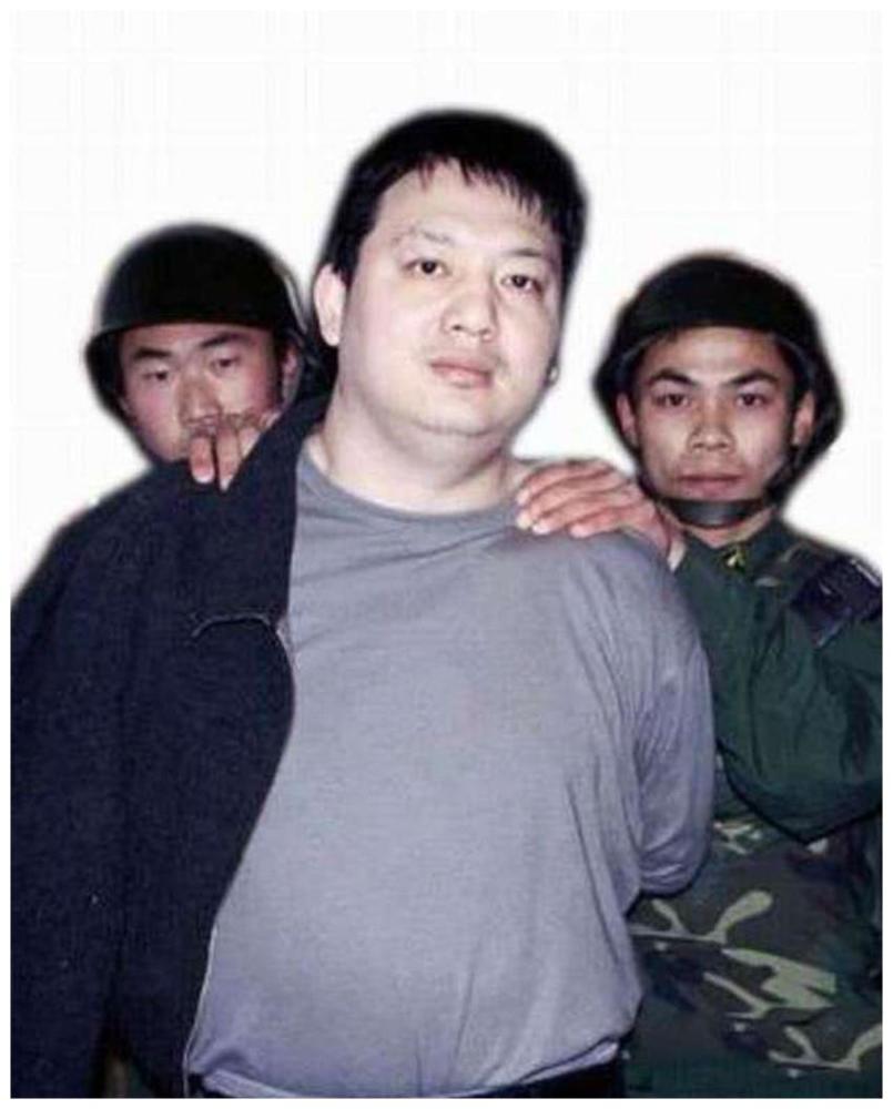 刘招华和朋友吃饭看见电视上通缉令中的人像自己为何赶紧逃走