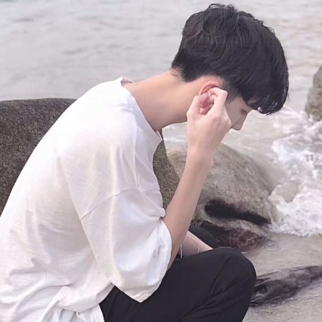 神仙男头黑暗中我们抬头星辰从远方赶来赴一面之约