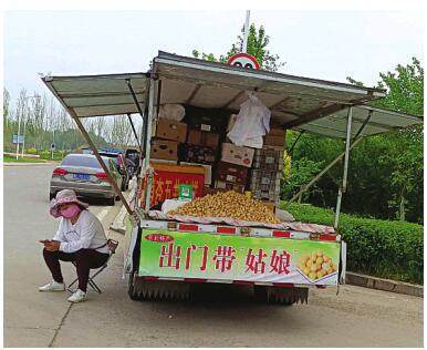 价格相差挺悬殊6月16日下午,记者在萨尔图机场入口的路边看到了一个卖