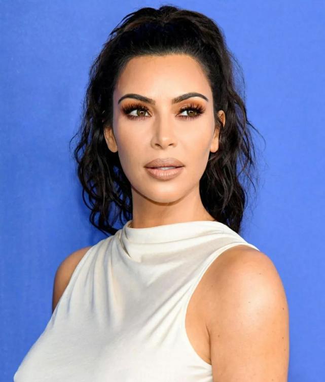 金·卡戴珊拒绝回答与侃爷的离婚细节,但透露离婚的真因是感到孤独