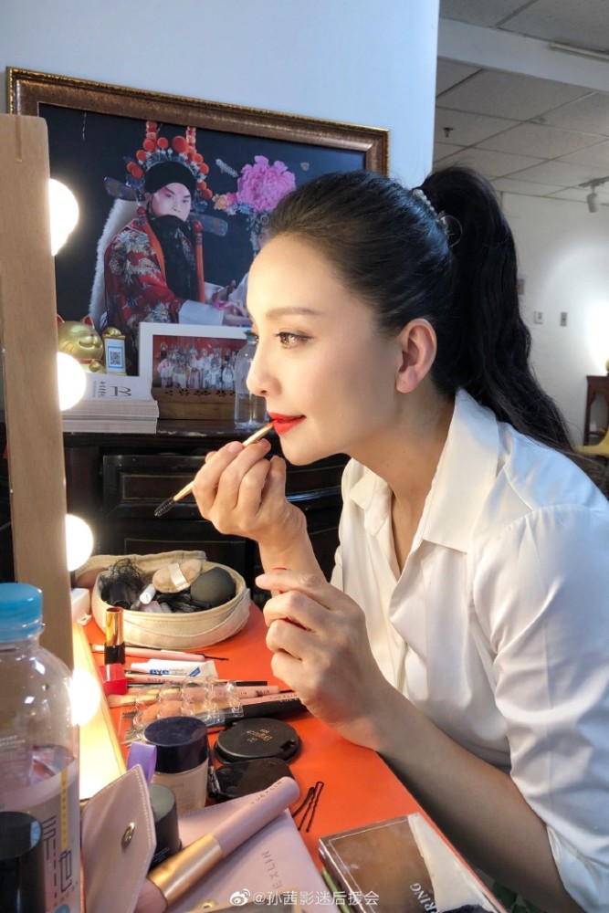 演员孙茜被疑耍大牌,戴墨镜撑雨伞站c位,不顾小演员长时间淋雨_腾讯