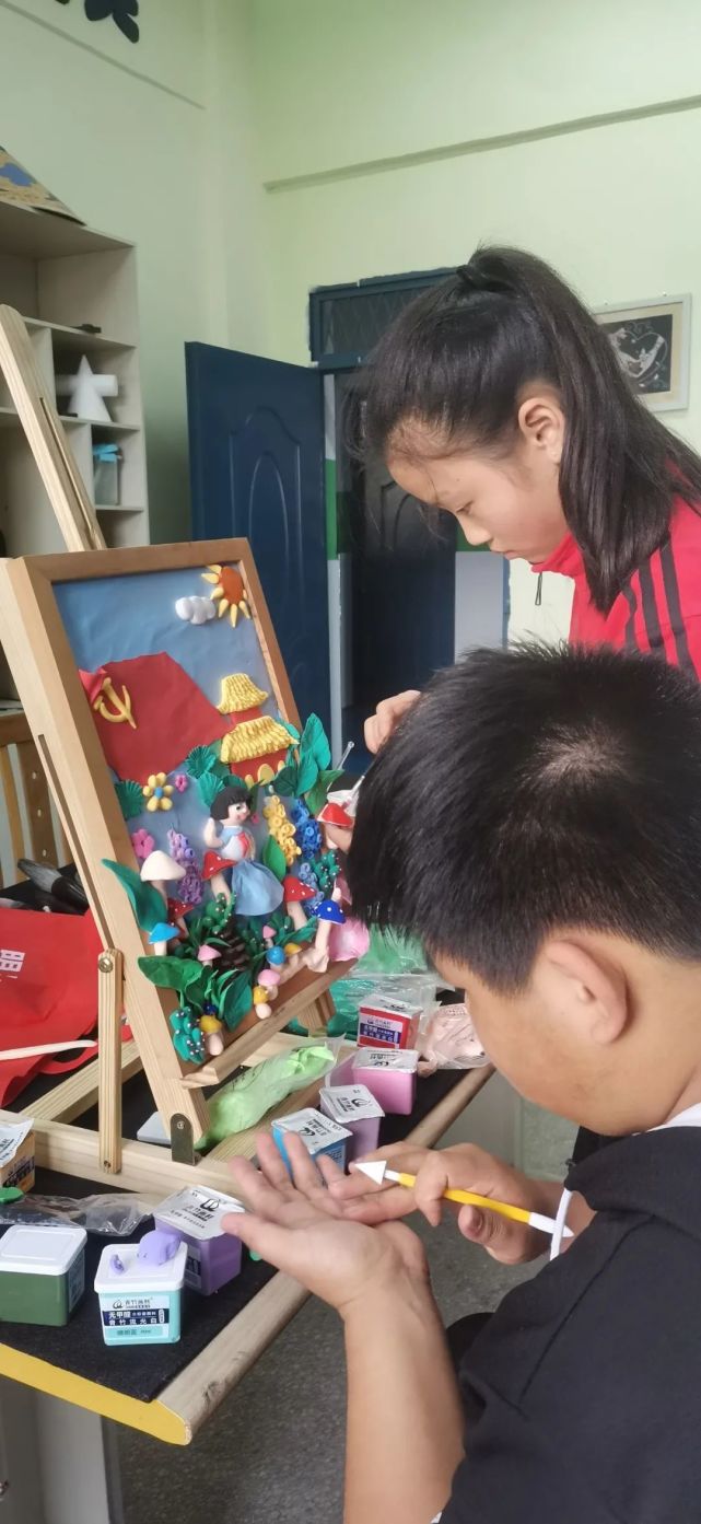 手工作品《黨旗下的少先隊員》是易陽同學結合童心向黨,獻禮建黨一百