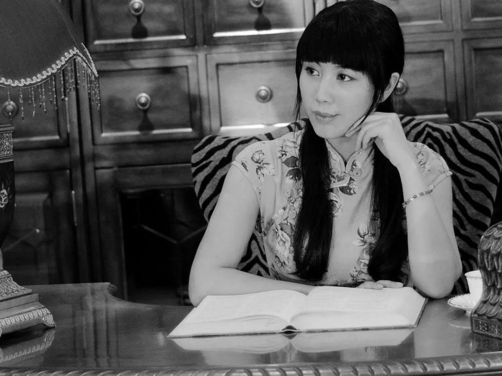 主编中国女诗人诗选的施施然喜欢走在民国的街道上