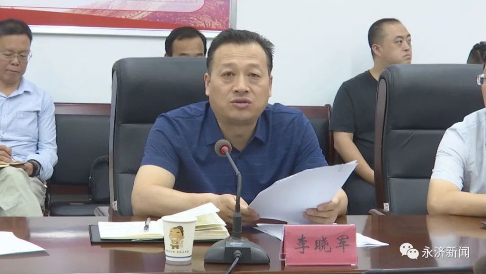 李晓军代表市政府作表态发言.