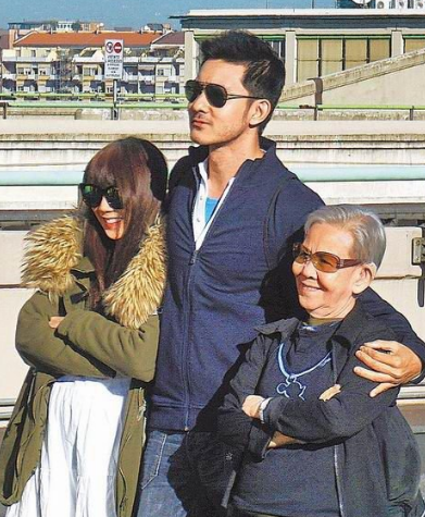 网友偶遇立威廉一家老婆罕露面扎丸子头和女儿穿母女装甜美可人