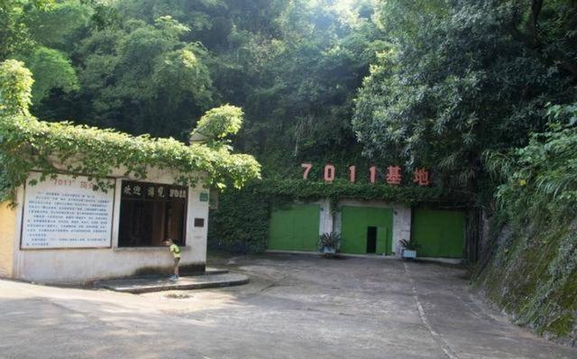 7011工程位于高山环绕的盆地中央,依山面水,群山之中仅有一条狭小道路