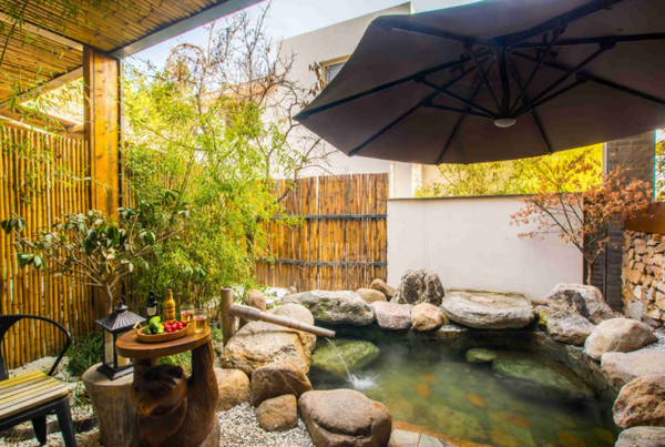 民宿实拍利用独特的地理位置,瑜上山间还引山间富含矿物质的温泉水