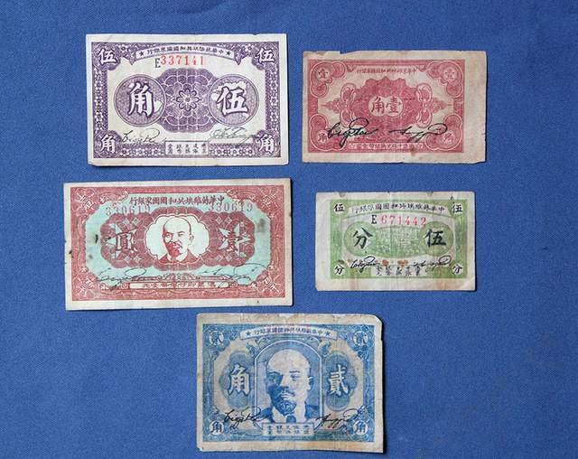 由于货源充足,买卖公平,红军所用的苏币,均可按日兑现,遵义城内大街