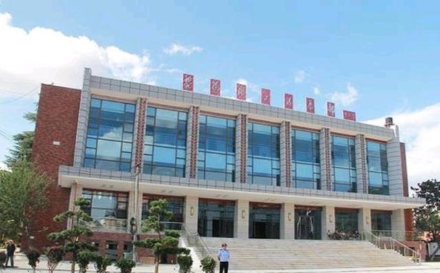 云贵高原一神秘军企,有山洞工厂,老厂地标是一架歼20战机