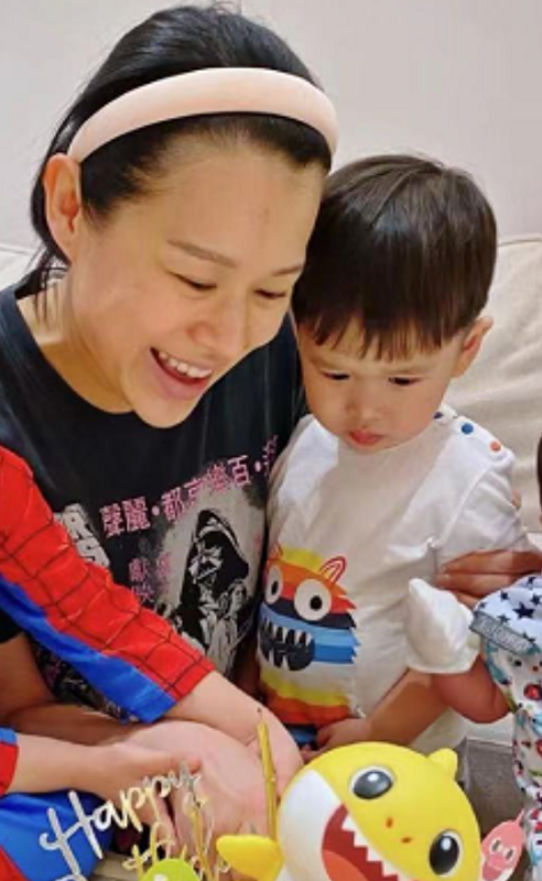 当天李乘德没能到场,所以只有妈妈胡杏儿和孩子们出镜.