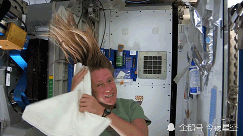 航天员在太空中如何洗澡?小编:你在水里怎么呼吸_腾讯新闻