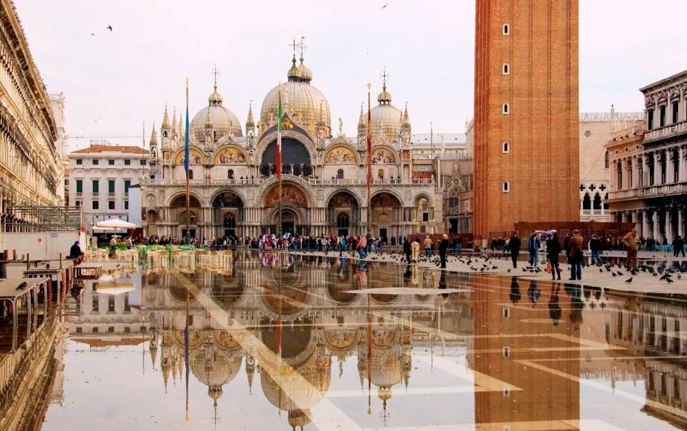 威尼斯圣马可教堂,位于大运河的起点处,供奉着耶稣门徒_腾讯新闻
