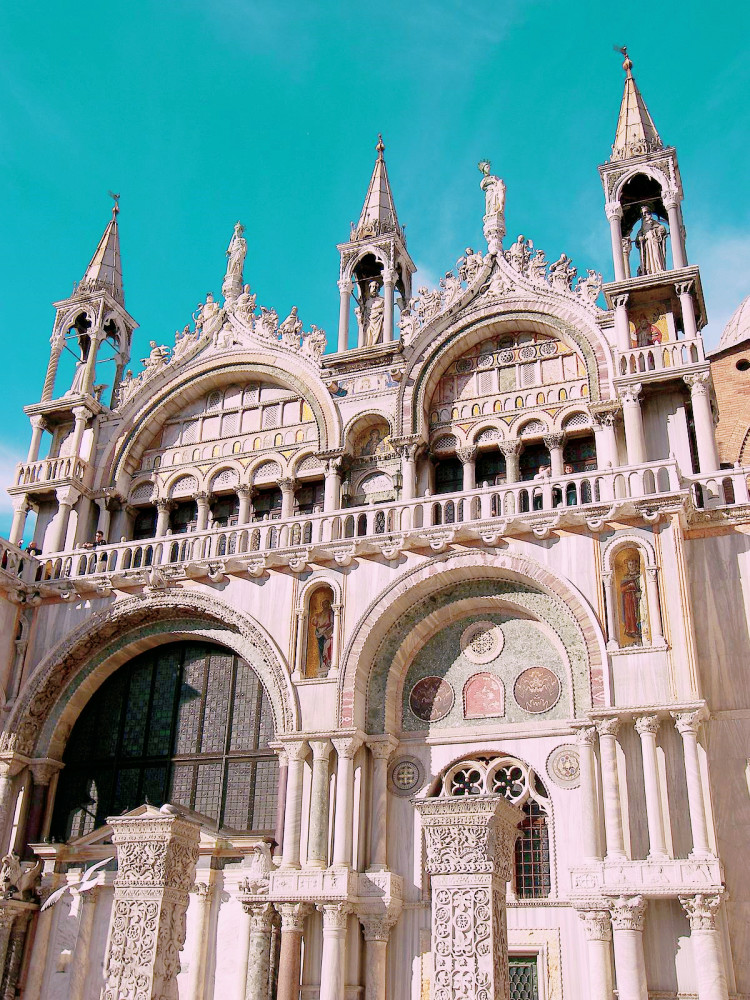 威尼斯圣马可教堂,位于大运河的起点处,供奉着耶稣门徒_腾讯新闻