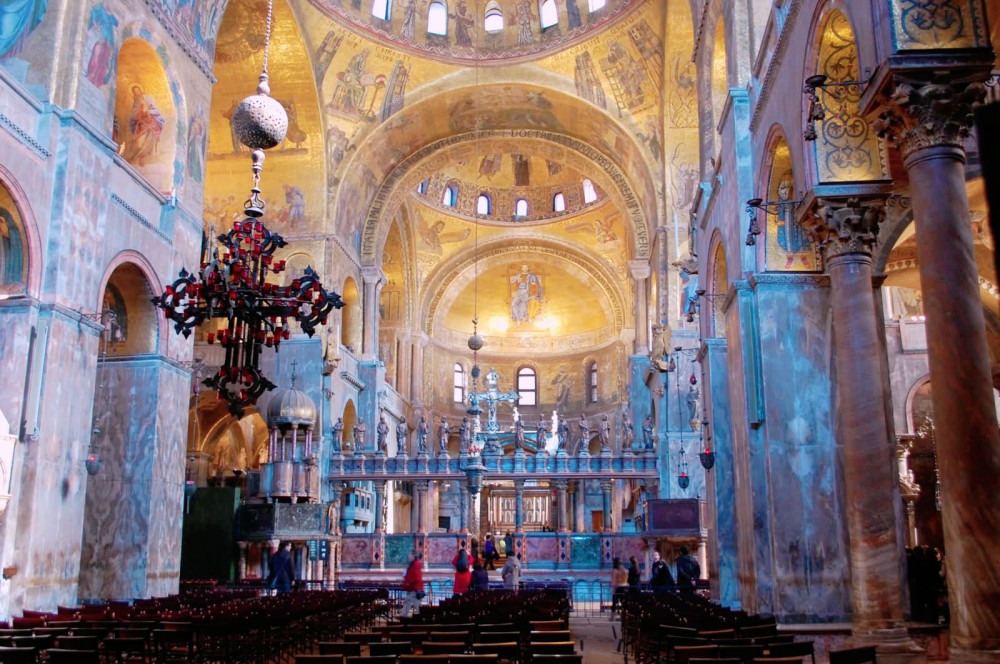 威尼斯圣马可教堂,位于大运河的起点处,供奉着耶稣门徒_腾讯新闻