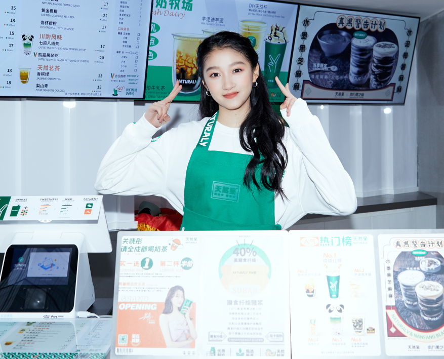 关晓彤现身自家奶茶店,被路人围观抓拍生图,无精修颜值过于真实_腾讯
