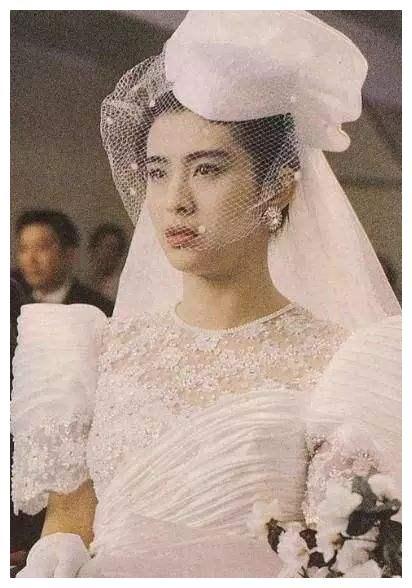 90年代港星穿婚纱有多美?周慧敏楚楚动人,看到王祖贤:想娶她