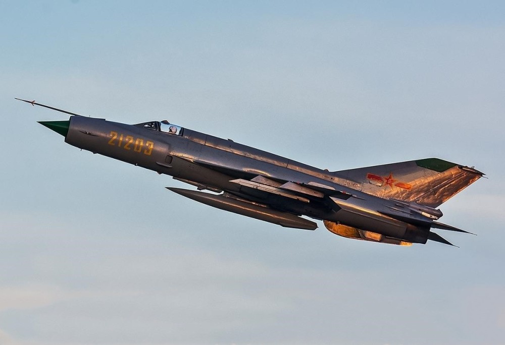 宝刀未老,歼7战机巡航台湾海峡,性能不输三代战机_腾讯新闻