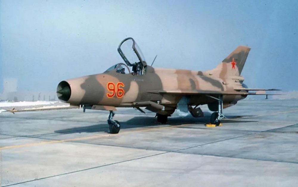 宝刀未老,歼7战机巡航台湾海峡,性能不输三代战机_腾讯新闻