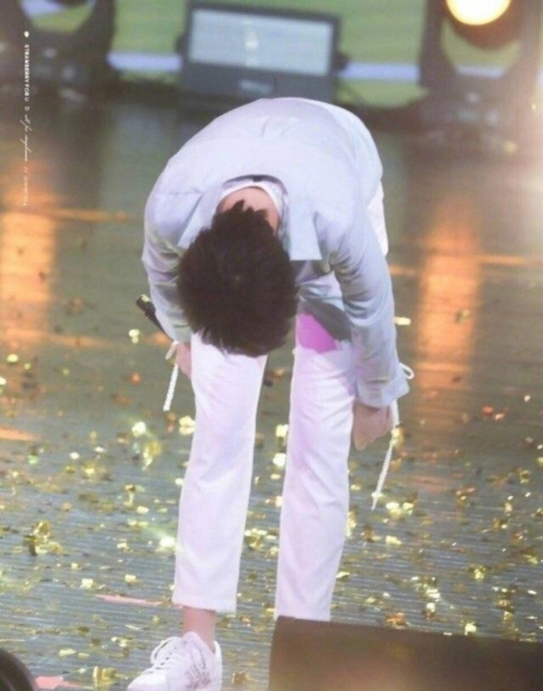 丁程鑫骑士礼鞠躬 暖心的小丁～_腾讯新闻