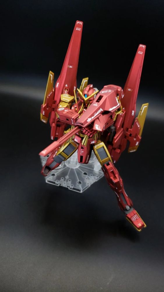 史塔克工业出产的娜德雷高达