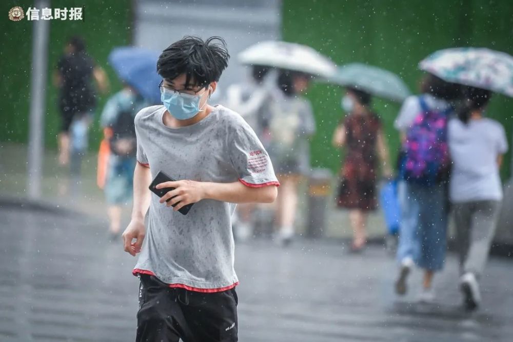 没带雨伞的市民在雨中奔跑.信息时报记者 胡瀛斌 摄